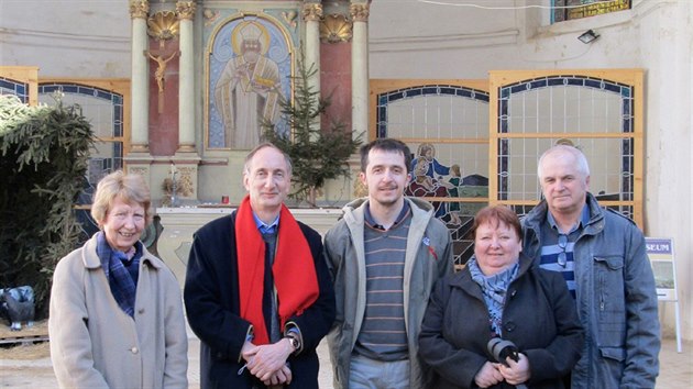 Britt milovnci eskch pamtek u kostela v praskch Petrovic. Pomohli zde financovat rekonstrukci vitr.