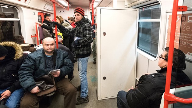 Takzvané „udírny“ mají zmizet z vlaků pražského metra.