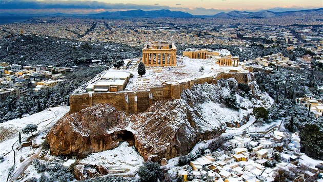 SNH V ATNCH. Trosky antickho chrmu Parthenn na vrcholu atnsk Akropole bvaj zasnen jen vzcn.
