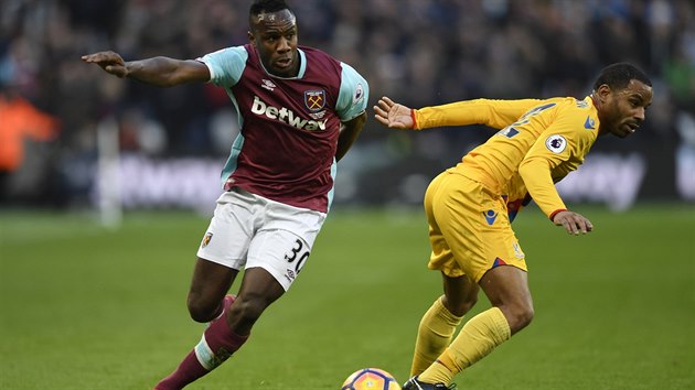 Michail antonio z West Hamu unik s mem Jasonu Puncheonovi z Crystal Palace v utkn anglick ligy.