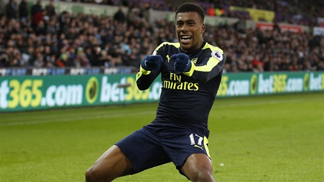 Alex Iwobi slav druh gl Arsenalu na hiti Swansea.