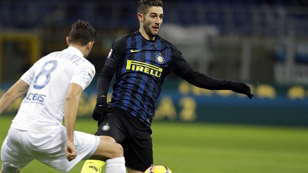 Fotbalista Interu Miln Roberto Gagliardini v akci s protihrem z Chieva Verona Ivanem Radovanoviem.