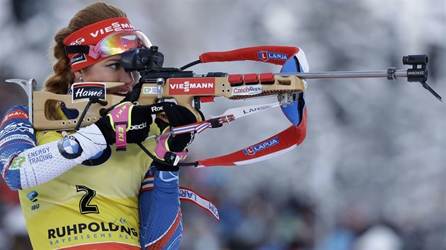 Gabriela Koukalov na steleck poloce pi sthacm zvod biatlonstek v Ruhpoldingu.