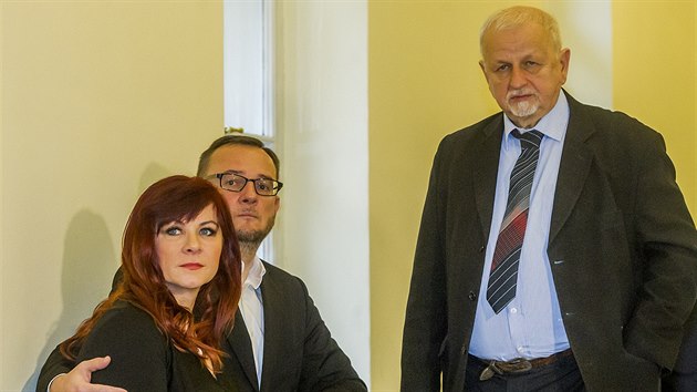 Jana Neasov s manelem Petrem Neasem a advoktem Eduardem Brunou u Mstskho soudu v Praze (10. ledna 2017)
