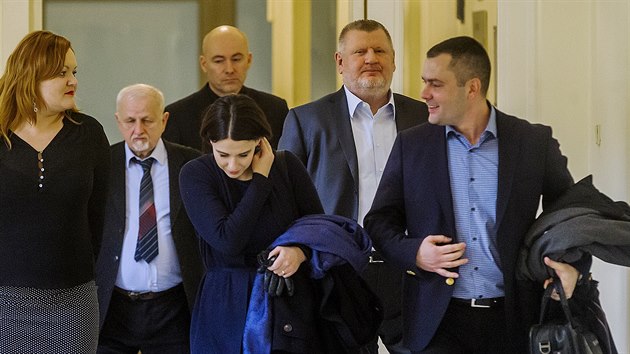 Ob�alovan� a jejich obh�jci m��ili k vyslechnut� rozsudku dob�e nalad�ni. Zleva obh�jkyn� Rittiga Katar�na Ko�iakov� Obo�ov�, obh�jce Ne�asov� Eduard Bruna, za n�m Tom� Jindra, p�ed n�m Karol�na Bab�kov�, Ivo Rittig a David Michal (10. ledna 2017).