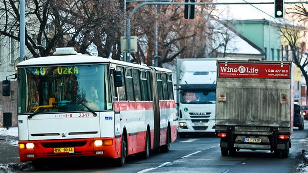 18 tisc aut denn projede malmi brnnskmi Tuany, vyplv z nedvnho vpotu tamn radnice. Zdej i ti, kte pes zacpan Tuany mus, stle ekaj na obchvat.