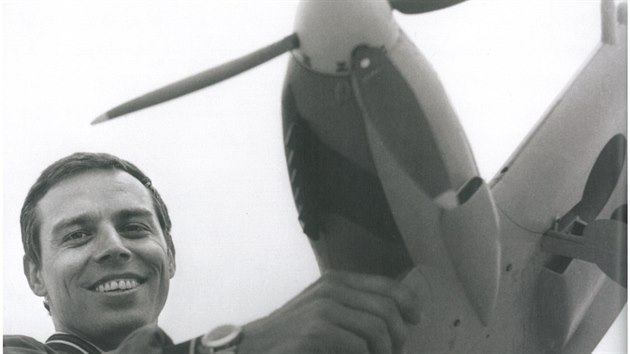 O vznik knihy mapující osudy brněnských letců v RAF se zasloužil sběratel Jaroslav Popelka (na snímku s vlastnoručně vyrobeným modelem spitfiru v roce 1973).