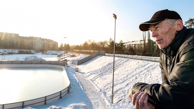 Bval hokejista Jaromr Meixner stoj na mst, kde stval star stadion za Lunkami, na nm vybojoval s Kometou pt eskoslovenskch titul. Nkdej obrnce douf, e se na mytick msto brnnskho sportu profesionln hokej vrt.