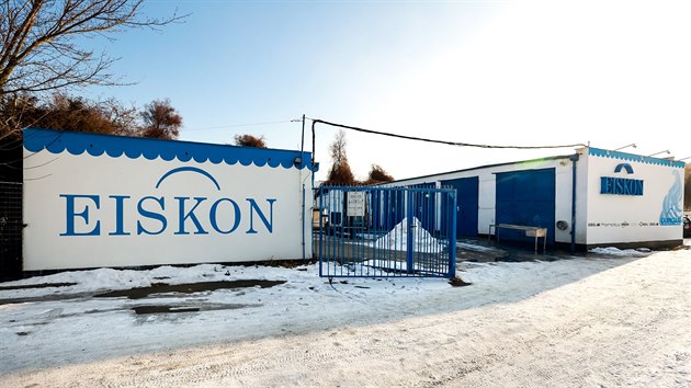 Hned vedle jmy po starm stadionu za Lunkami sdl firma Eiskon.