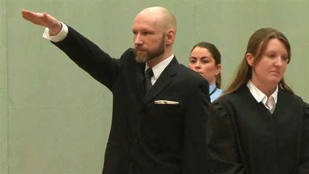 Anders Breivik u soudu pozdravil zdvienou pravicí.