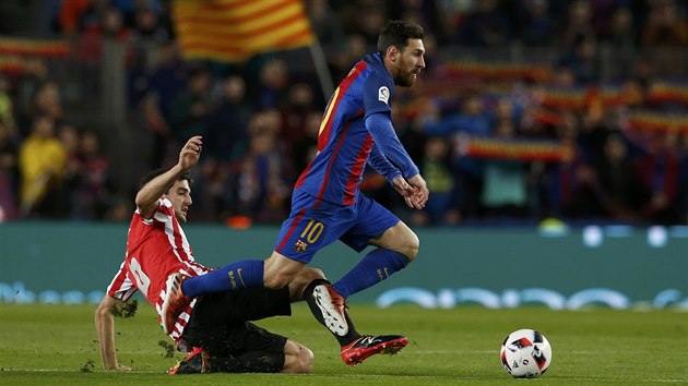 Lionel Messi z Barcelony v utkn Krlovskho pohru obchz Mikela San Jos z Athletiku Bilbao.