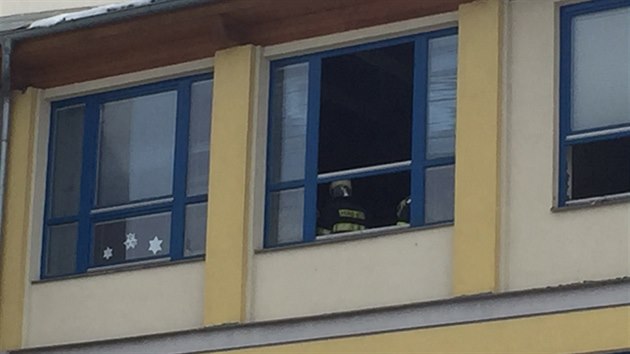 Ve škole v Čelákovicích se uvolnil kus sádrokartonového podhledu ze stropu (12.1.2017).