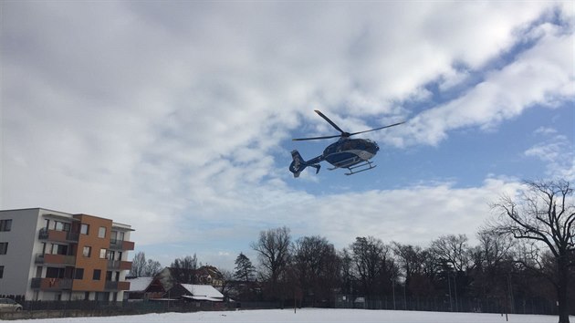 Ve škole v Čelákovicích se uvolnil kus sádrokartonového podhledu ze stropu, pro zraněného hasiče letěl vrtulník (12.1.2017).
