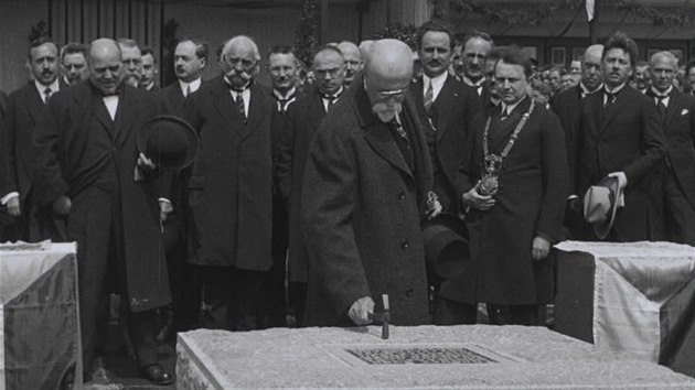 Scéna z dlouho ztraceného dokumentu. T. G. Masaryk křtí základní kámen ČVUT.