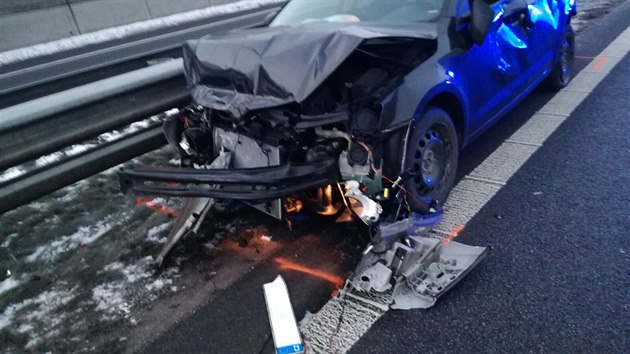Po nehodě na D11 skončilo auto na střeše (19.1.2017).
