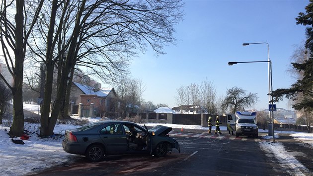 idi v Kladn havaroval s autem do stromu (19.1.2017).