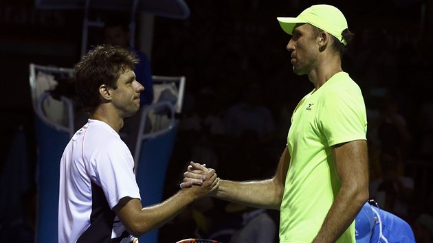 Horacio Zeballos (vlevo) a Ivo Karlovi po vce ne ptihodinov bitv v prvnm kole Australian Open.