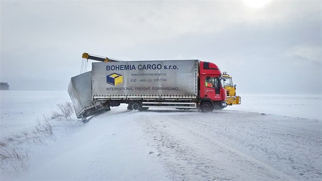 Na silnici I/27 u Kralovic havarovala nkladn souprava a kamion. Vozovku tady snhem zafoukal siln vtr. (13. ledna 2017)