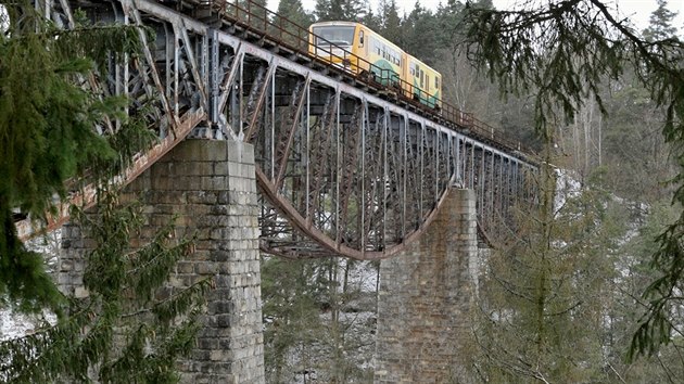 Železniční most přes přehradu Hracholusky na lokální trati z Pňovan do Bezdružic nutně potřebuje opravu. (13. ledna 2017)