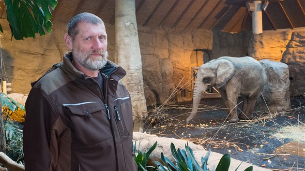 Zoolog Kamil Čihák a slonice Zola.