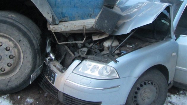 Řidič osobního auta vyvázl z nehody s lehkým zraněním.