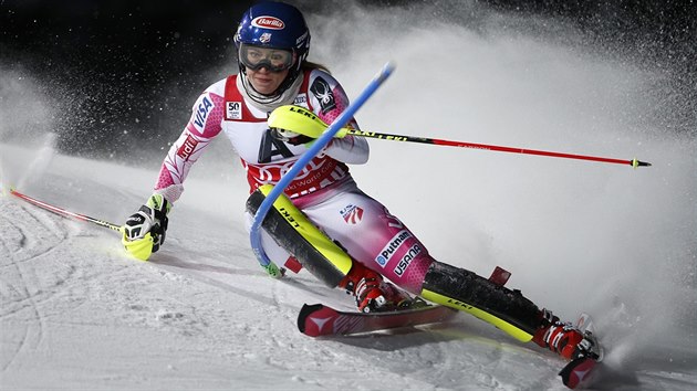 Americk lyaka Mikaela Shiffrinov na trati slalomu ve Flachau.