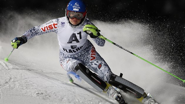 Slovensk lyaka Veronika Velez Zuzulov na trati slalomu ve Flachau.