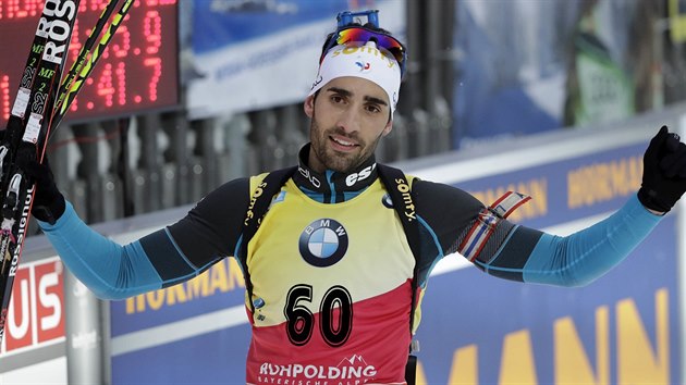 Francouzsk biatlonista Martin Fourcade se raduje z triumfu ve sprintu v Ruhpoldingu.
