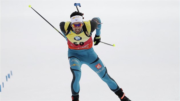 Francouzsk biatlonista Martin Fourcade se raduje z triumfu ve sprintu v Ruhpoldingu.