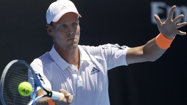 esk tenista Tom Berdych v duelu 1. kola Australian Open s  Lucou Vannim z Itlie.