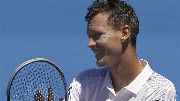 esk tenista Tom Berdych se usmv pot, co v duelu 1. kola Australian Open peel pes Itala Lucu Vanniho.