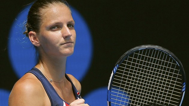 esk tenistka Karolna Plkov v duelu se  Sarou Sorribesovou ze panlska.