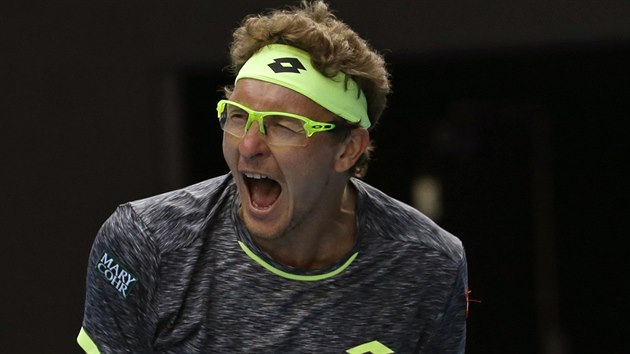 Uzbeck tenista Denis Istomin v duelu s Novakem Djokoviem ze Srbska.