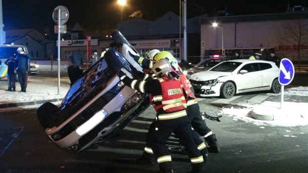 Na křižovatce ulic Českomoravská s Ocelářskou na Praze 9 se v úterý srazila dvě auta, jedno skončilo na střeše (11.1.2017)