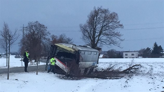 U stedoesk obce Stedokluky sjel linkov autobus do pkopu, jedna ena zemela, dalch sedm lid bylo lehce zranno (12. ledna 2017).