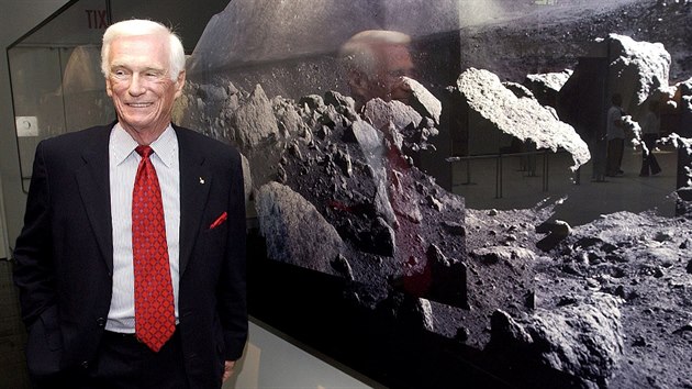Eugene Cernan stoj v newyorskm Muzeu prodn historie vedle celoplon fotografie, kterou podil na Msci bhem mise Apolla 17 (7.kvtna 2004).