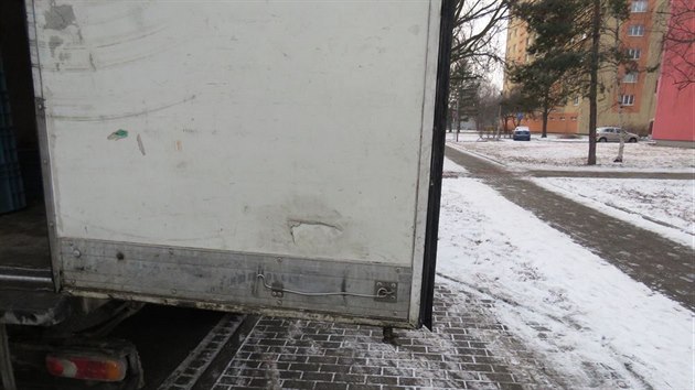 Nkladnmu vozu se v Prostjov skovou nstavbou se za jzdy otevelo jedno kdlo dve. Zashlo enu na chodnku a pot jet zaparkovan auto.