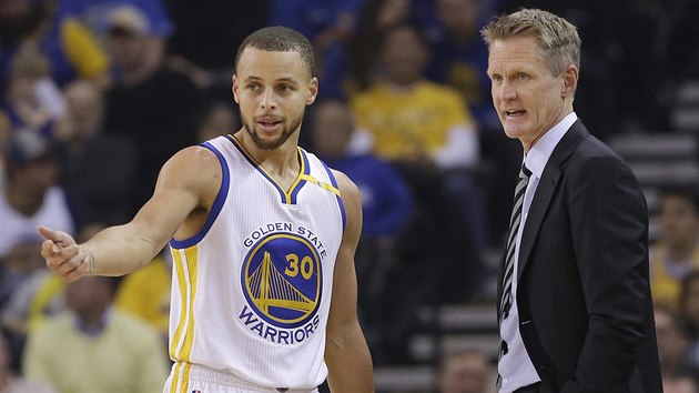 Stephen Curry z Golden State a jeho trenr Steve Kerr