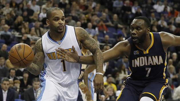 Jameer Nelson (vlevo) z Denveru pod tlakem Ala Jeffersona z Indiany.