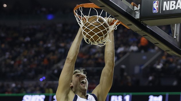 Dirk Nowitzki z Dallasu smeuje do koe Phoenixu.