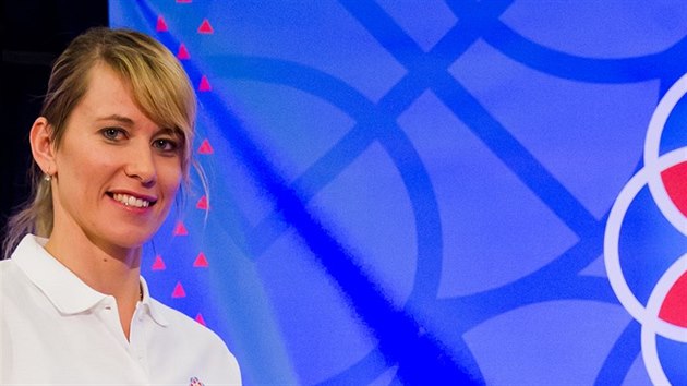 Ivana Ve�e�ov� na k�tu v�ly Shiny, maskota mistrovstv� Evropy basketbalistek v Praze a Hradci Kr�lov�