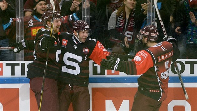 Jan Švrček, Jaroslav Hlinka a Lukáš Pech (zleva) se radují z gólu Sparty.