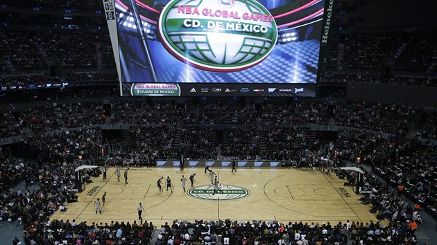 Celkov pohled na zpas NBA mezi San Antoniem a Phoenixem v modern arn v Mexico City.