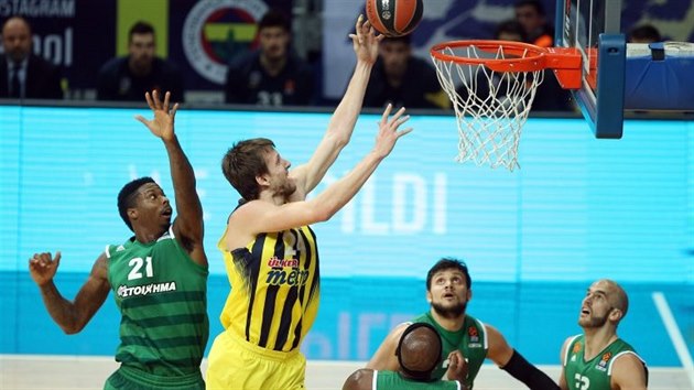 Jan Vesel ve luto-ernm dresu Fenerbahce Istanbul se prosazuje proti pesile hr Panathinaikosu Atny. Zleva Kenny Gabriel, Chris Singleton, Alessandro Gentile a Nick Calathes.