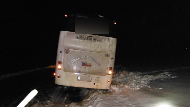 Zapadl autobus v Lukavci u Hoic na Jinsku (13.1.2017).