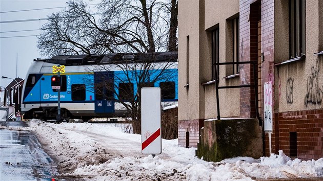 Na mst nkdejho domu pro chud rodiny by ml vyrst objekt s peovatelskou slubou. Jen nkolik metr odtud projdj vechny vlaky mezi Hradcem a Pardubicemi.