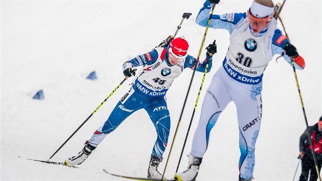 Veronika Vtkov (vzadu) bojuje na trati sprintu v Ruhpoldingu.