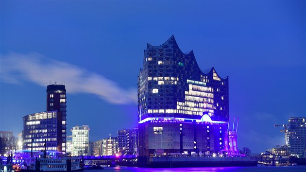 V Hamburku funguje Elbphilharmonie (Labsk filharmonie), gigantick sklenn palc zahrnujc koncertn sly, hotel, restaurace i dal prostory.