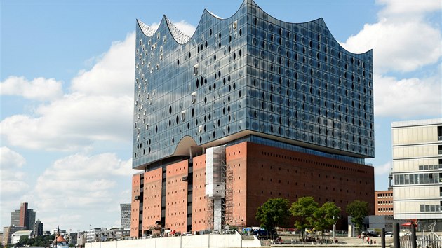 V Hamburku funguje Elbphilharmonie (Labská filharmonie), gigantický skleněný palác zahrnující koncertní sály, hotel, restaurace i další prostory.