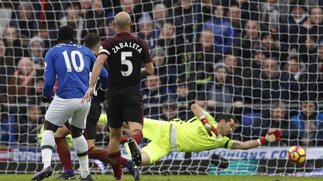 Brank Claudio Bravo na pokus Romelua Lukakua nedoshl a Everton tak nad Manchesterem City vedl 1:0.
